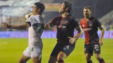 Fontanini y Sills defienden el balón.