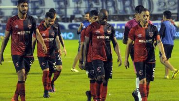 Los jugadores se retiran cabizbajos tras caer ante Gimnasia.
