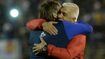 De Felippe se saluda con Ortiz.