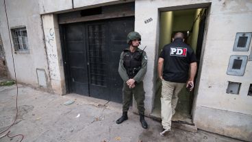 PDI y Gendarmería en uno de los allanamientos en Santa Fe al 4300.
