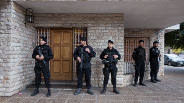 Uno de los allanamientos esta mañana en Montevideo al 3700.