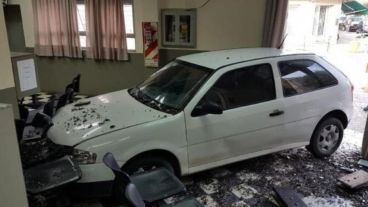 Así quedó la oficina y el auto.