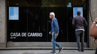 Muchos rosarinos curiosos por la cotización del dólar.