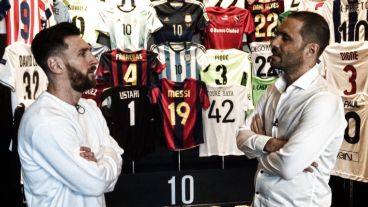 Leo en plena entrevista con sus más de 50 camisetas de fondo.