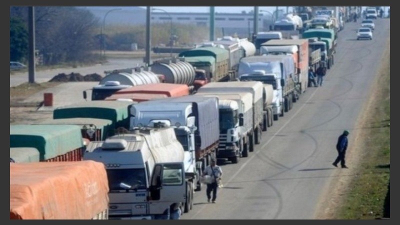 Largas filas de camiones, el paisaje de todas las cosechas.