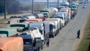 Los empleados en riesgo "dependen de más de 2.400 empresas de transportes de cargas".