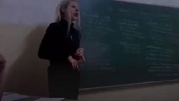 La maestra fue grabada mientras vertía sus particulares conceptos.