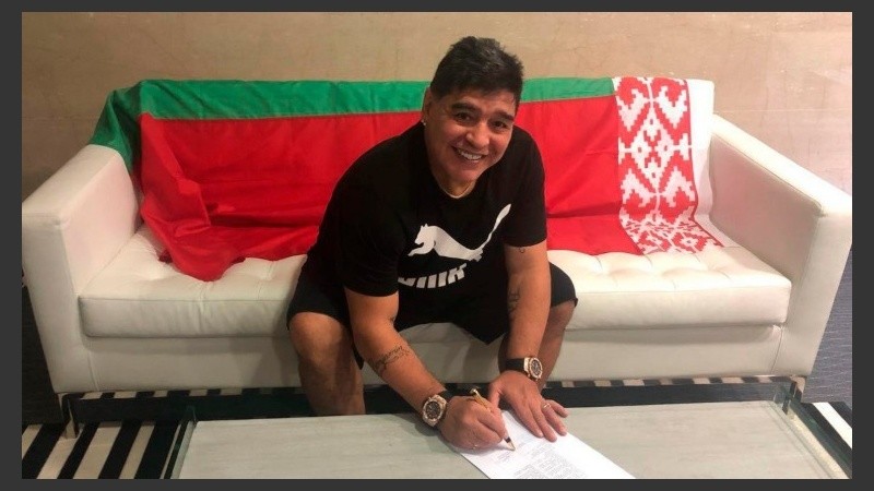 Maradona firmó y asumirá tras el Mundial.