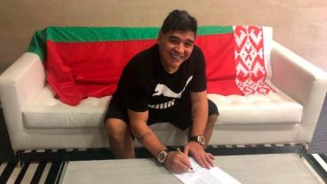 Maradona firmó y asumirá tras el Mundial.