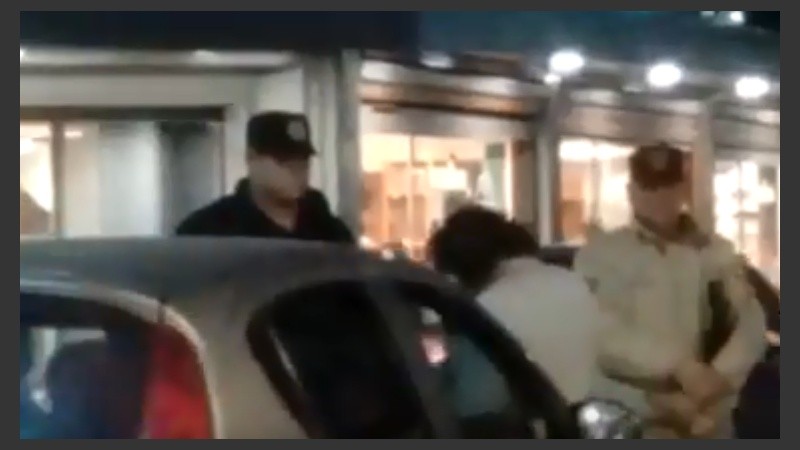 Balizas encendidas y conductor ausente. 