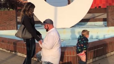 El pequeño se bajó los pantalones y orinó al lado de sus papás.