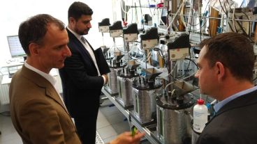 Cleri y el presidente comunal de Oliveros, Martín Calori, en Alemania.