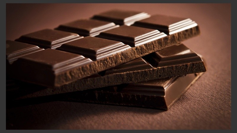 Los científicos recomiendan el consumo de chocolate negro, pero en pequeñas dosis.