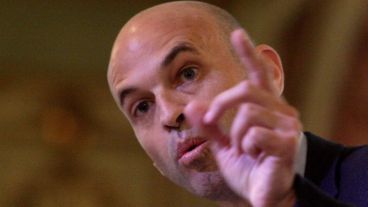 Dietrich: "Violan la ley habilitando el voto con DNI anterior”.