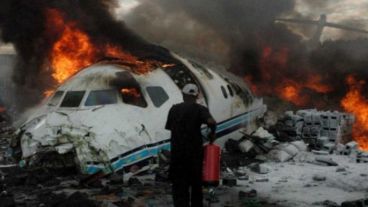 Bomberos tratando de extinguir el incendio tras la caída de la aeronave.