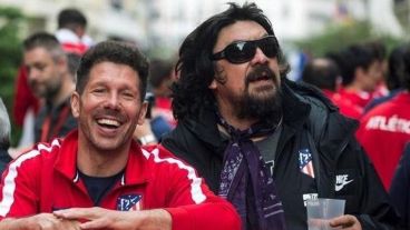 El Mono Burgos, un custodio bien heavy para el Cholo.