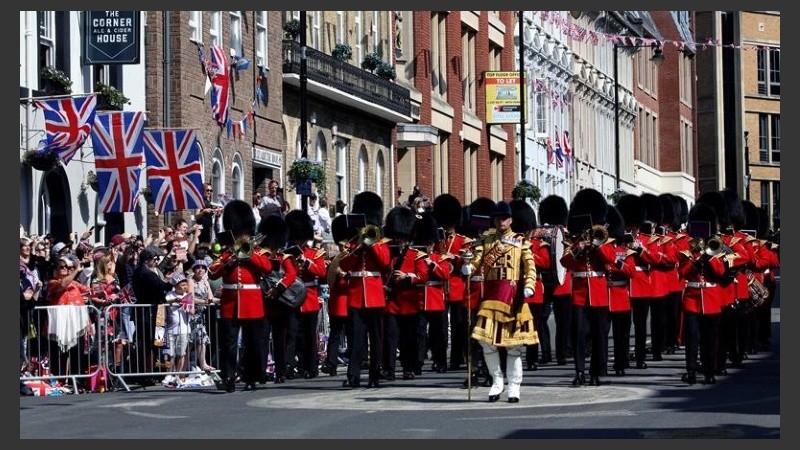 Fiesta en las calles de Inglaterra por la boda real. 