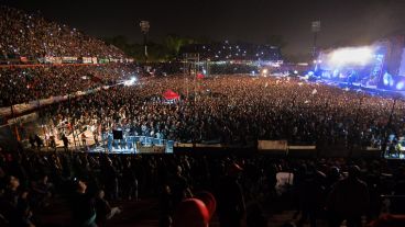 La Renga en el estadio de Newell´s este sábado ante una multitud.