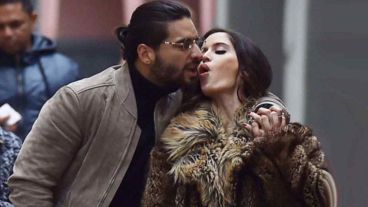 Maluma y su novia de paseo.