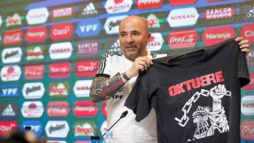 Sampa con la remera de Oktubre, disco de los Redondos editado en 1986.