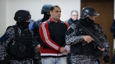 Así trasladaban a Ochoa por los pasillos de Tribunales este lunes al mediodía.