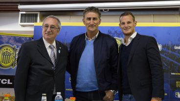 El Patón sonriente, junto a Broglia y Cetto.