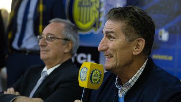 Bauza en la conferencia y de fondo el presidente Broglia.