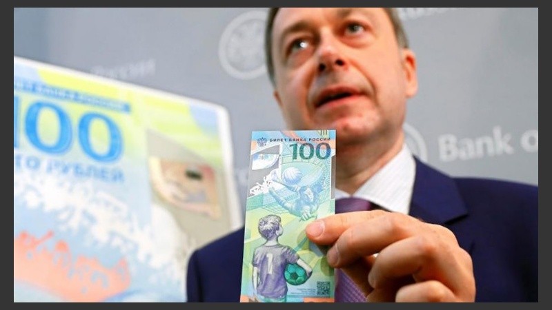 El billete especial de 100 rublos ya entró en circulación en Rusia.
