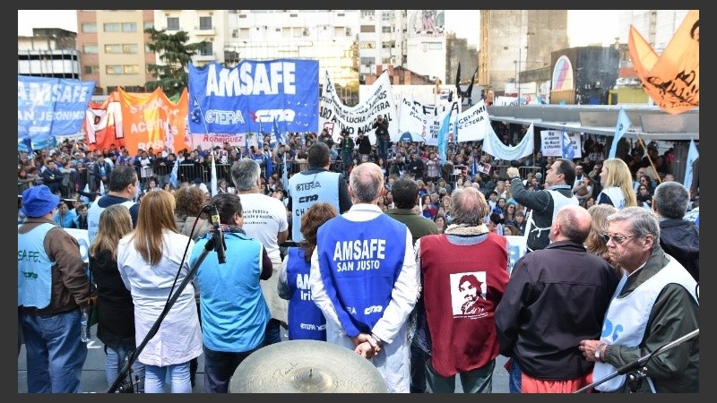 El acto central en Rosario fue en plaza Montenegro.