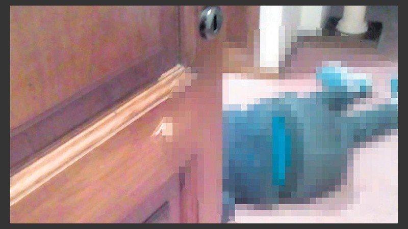 Secuestraron una pistola que llevaba el ladrón fallecido en una de sus manos.