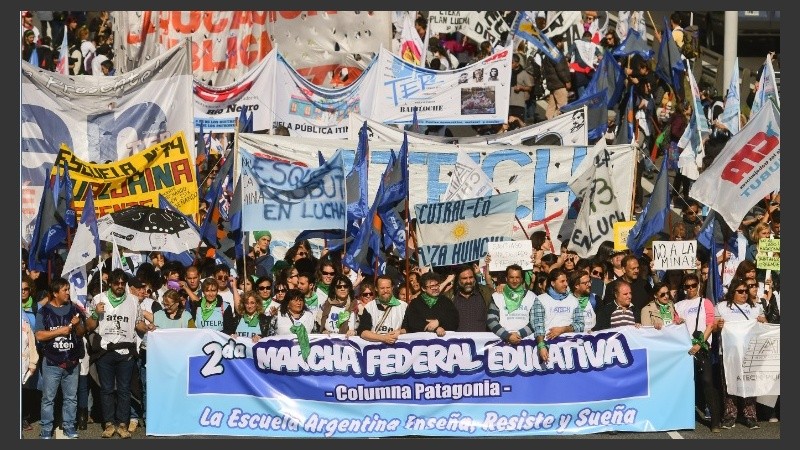 Tres grandes columnas provenientes de todo el país arribaron a Plaza de Mayo.