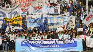 Tres grandes columnas provenientes de todo el país arribaron a Plaza de Mayo.