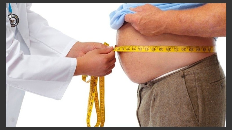 El sobrepeso y la obesidad se miden según el Índice de Masa Corporal (IMC), producto de la división del peso por la estatura al cuadrado.