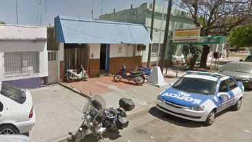 El frente de la comisaría 5ª, donde se desempeña el jefe policial asaltado.