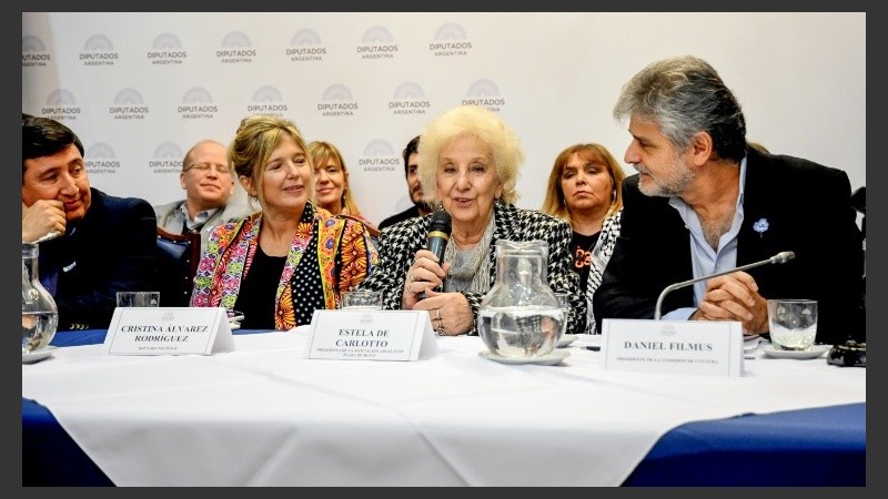 Carlotto junto a Filmus y Álvarez Rodríguez, del bloque que presentó la iniciativa.
