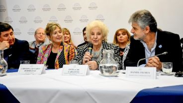 Carlotto junto a Filmus y Álvarez Rodríguez, del bloque que presentó la iniciativa.