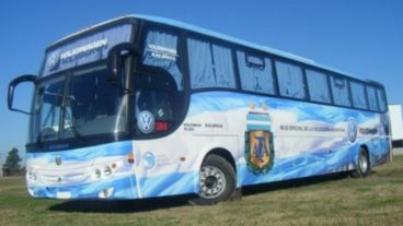 El colectivo de Argentina se prepara para ser ploteado con el slogan elegido.