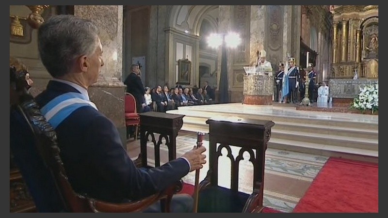 Macri escuchando la homilía del arzobispo Poli en el tedeum. 
