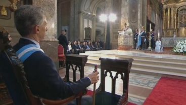 Macri escuchando la homilía del arzobispo Poli en el tedeum.