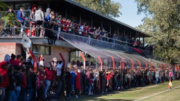 Los hinchas  locales en el clásico femenino.