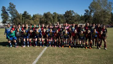 Los jugadoras posaron juntas y mezcladas en la previa.
