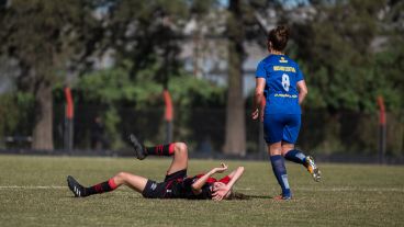 Una jugadora de Newell´s sufre una infracción en el medio de la cancha.