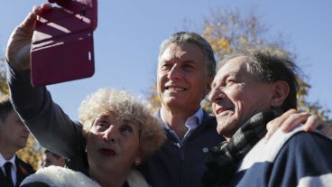 Macri compartió un locro con su gabinete y jubilados.