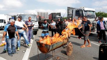 Camioneros exigen fin de impuesto a combustibles con paro y piquetes.