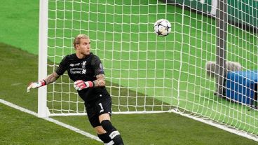 Loris Karius no puede contener el remate de Bale para el 3-1 final.