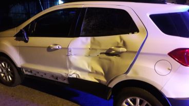 Así quedó la Eco Sport que colisionó con una moto en Pavón y Arijón.