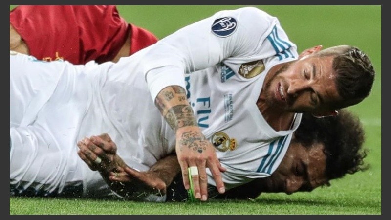 El momento de la caída de Ramos y Salah en la final disputada en Kiev.
