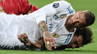 El momento de la caída de Ramos y Salah en la final disputada en Kiev.