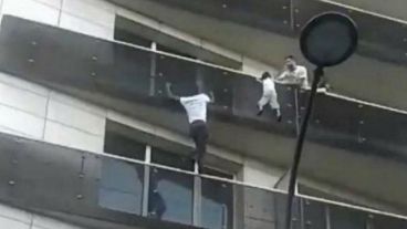 El momento en el que inmigrante llega al balcón del que colgaba el niño.