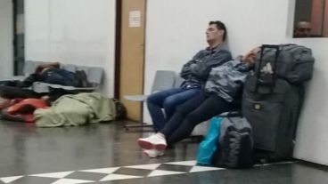 Muchos tuvieron que pasar la noche en la Estación Rosario Norte para seguir viaje.